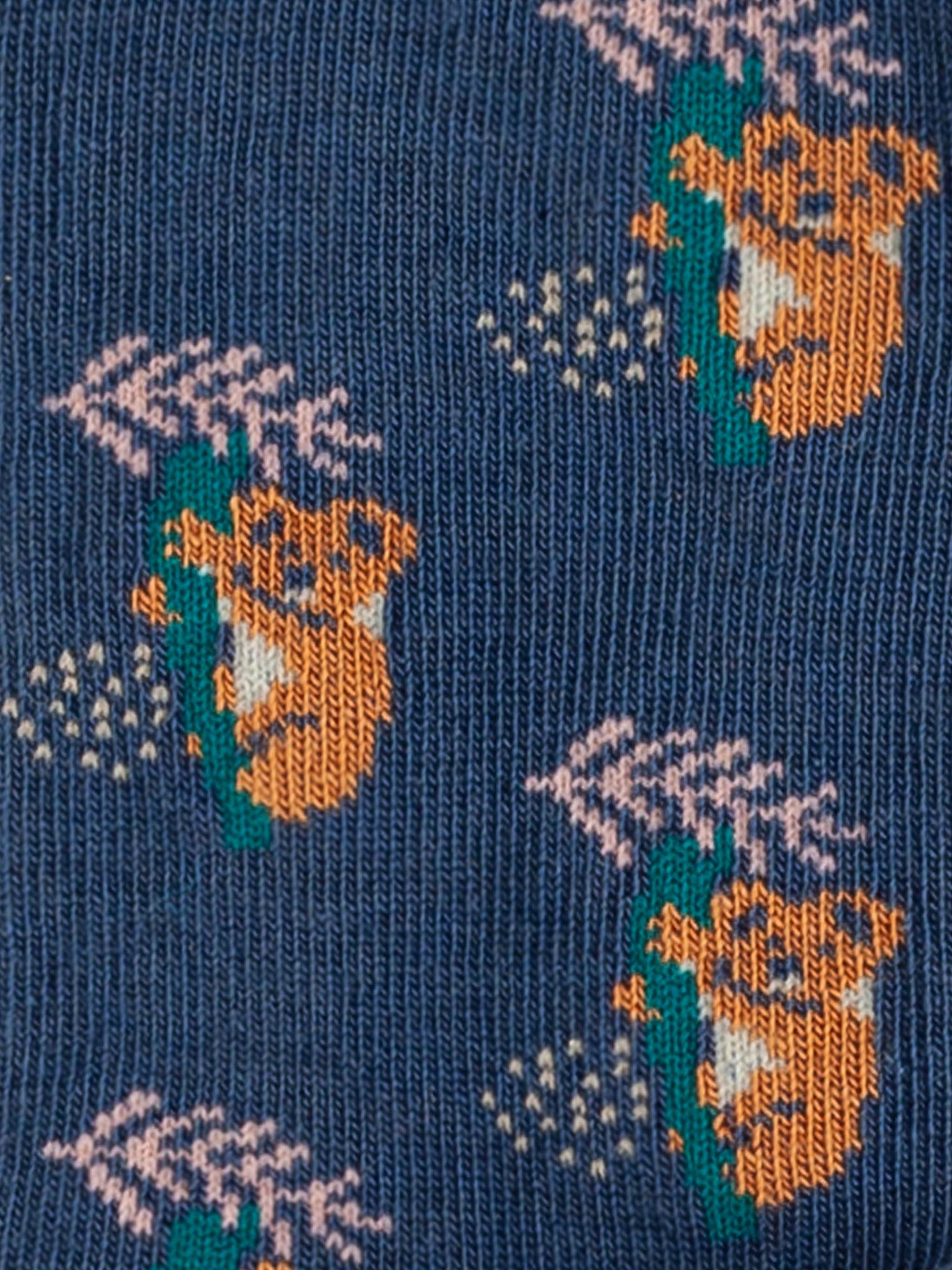 Lil Comfy Koala gemütlich an Füßen sitzend