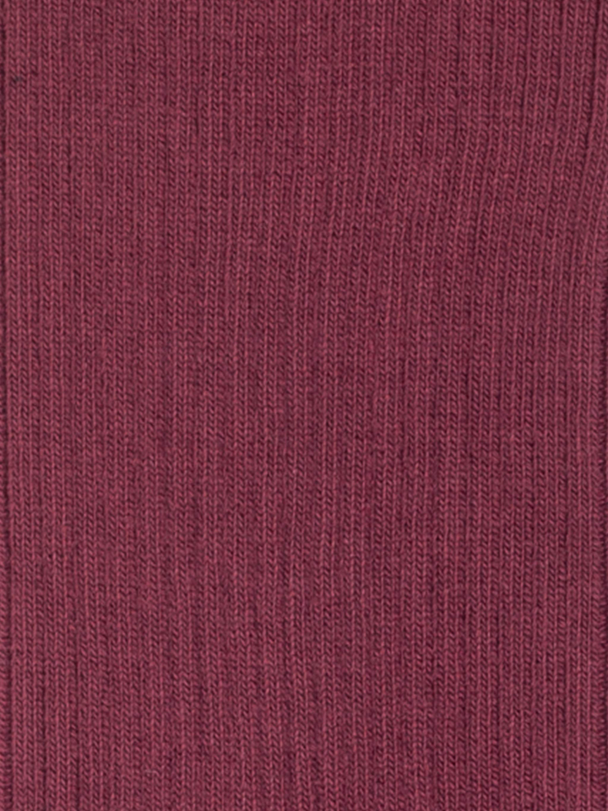 weinerote gerippte Liebhabersocken auf weißem Hintergrund
