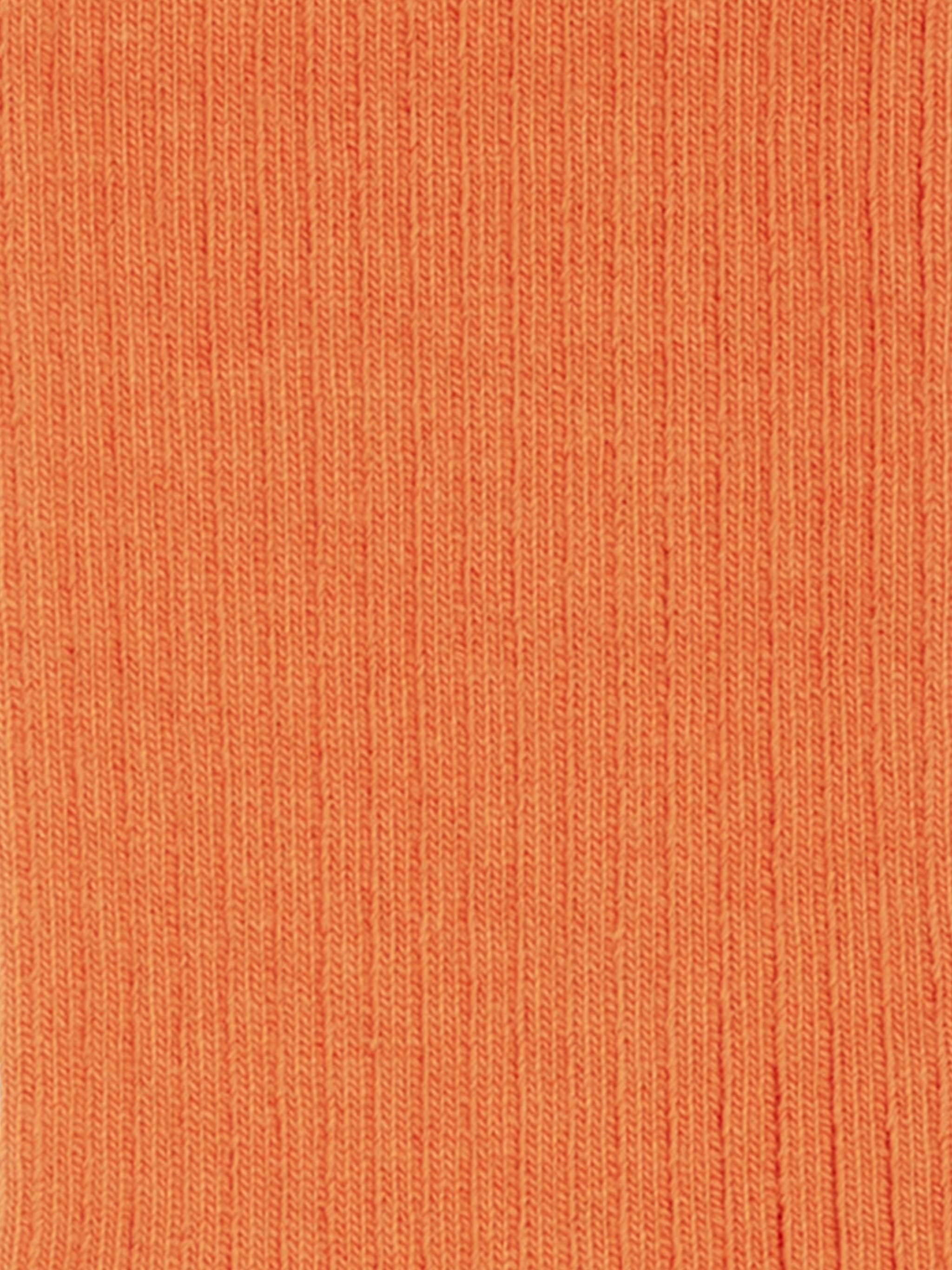 Gerippte orangefarbene Socken mit Karottenmuster und Karottensaftflecken