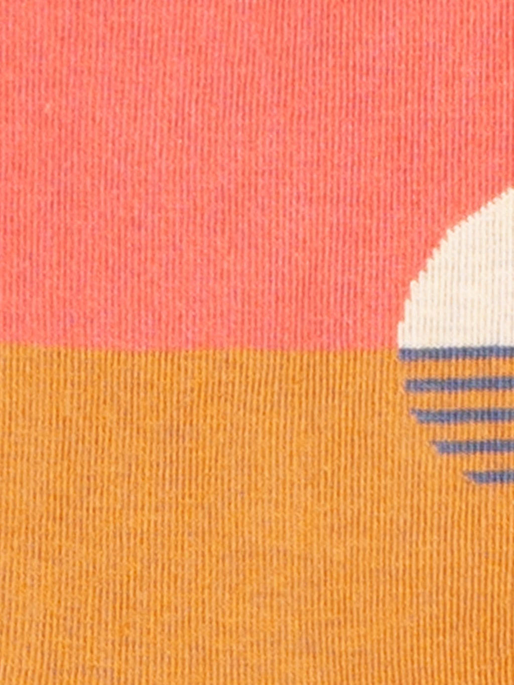 Sandy Sunset mit bunten Socken am Strand bei Sonnenuntergang