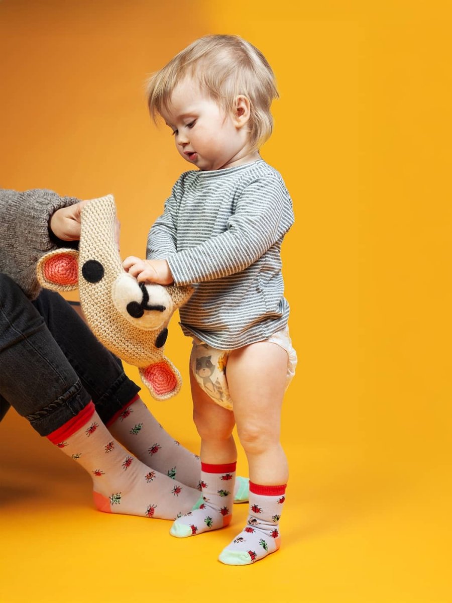 Anti - Rutsch Kindersocken Lil Buzzing Beetles Non - Slip von DillySocks