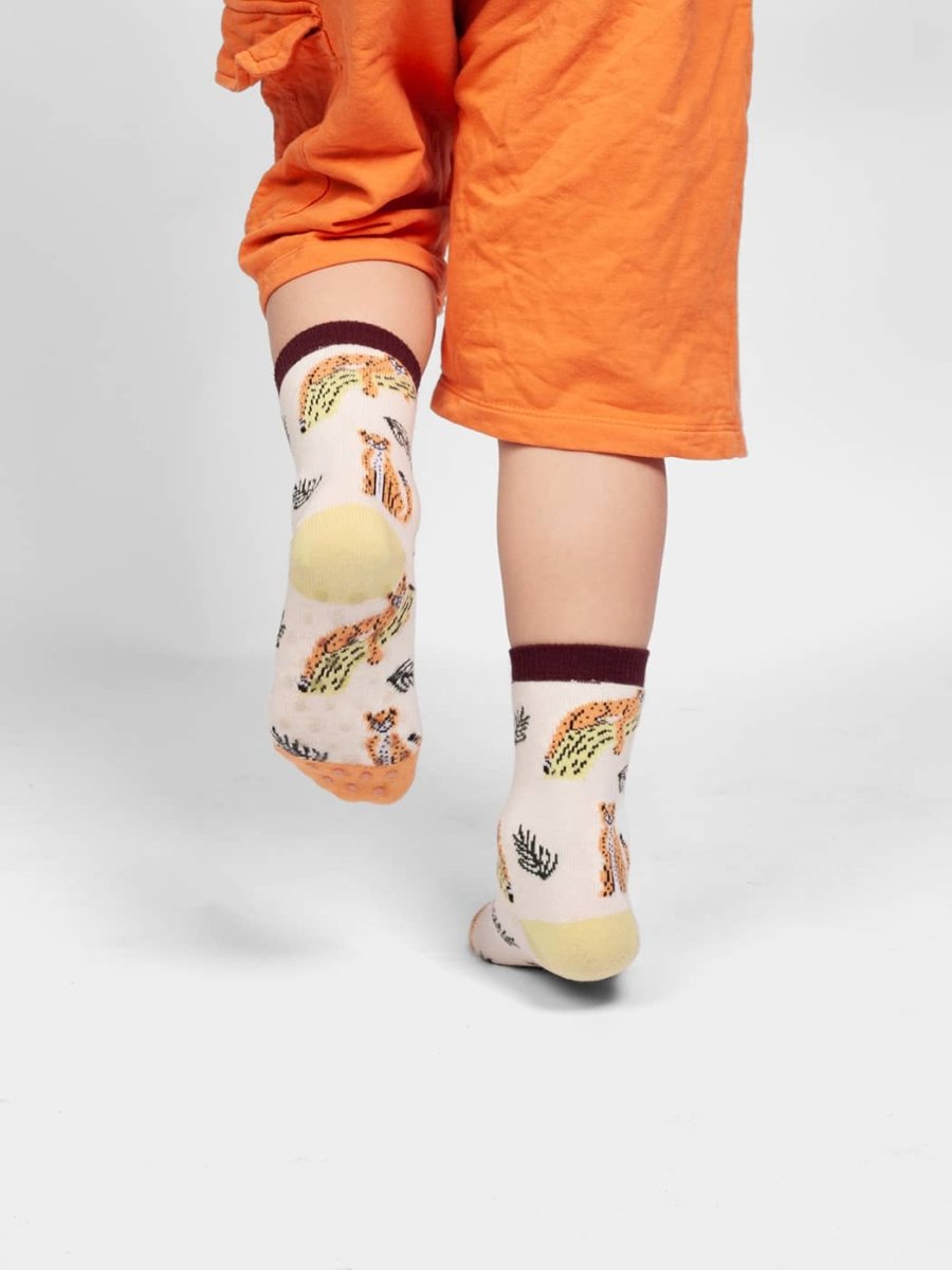 Anti - Rutsch Kindersocken Lil Chillaxing Cat Non - Slip von DillySocks