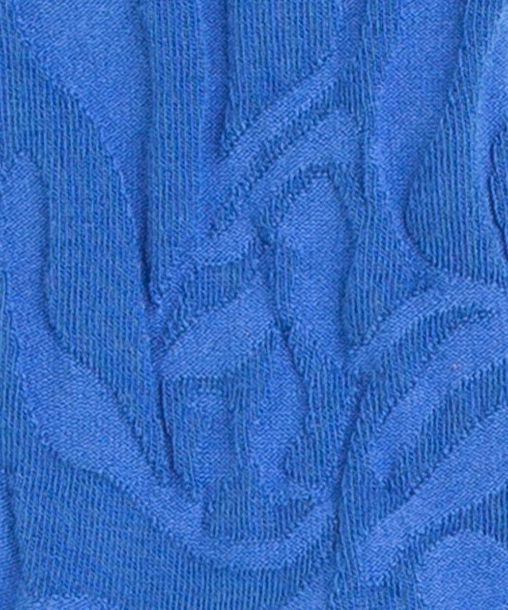 Gefaltetes Crumpled Indigo Stoffmuster in leuchtendem Indigo-Blau