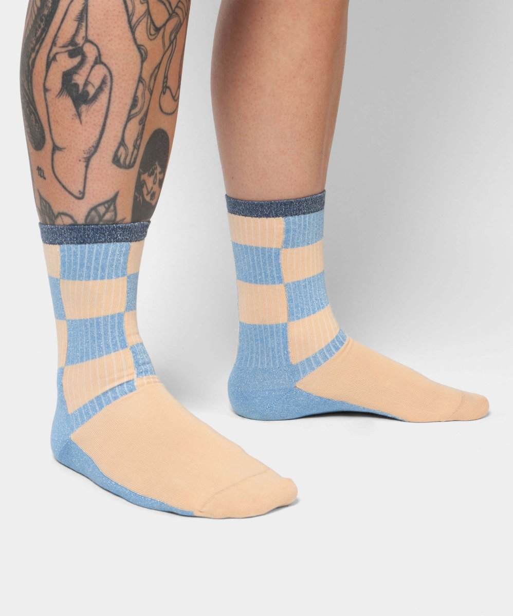 Bunte glitzernde Pastell-Schachsocken mit Schachbrettmuster