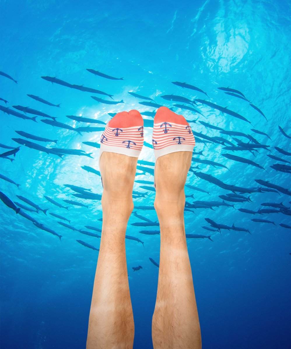 Hidden Anchored In Love Tattoo und Socken Design symbolisieren Seefahrt und Liebe.
