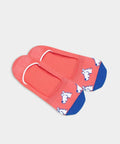 Versteckter cooler Hund mit Sonnenbrille auf den Pfoten