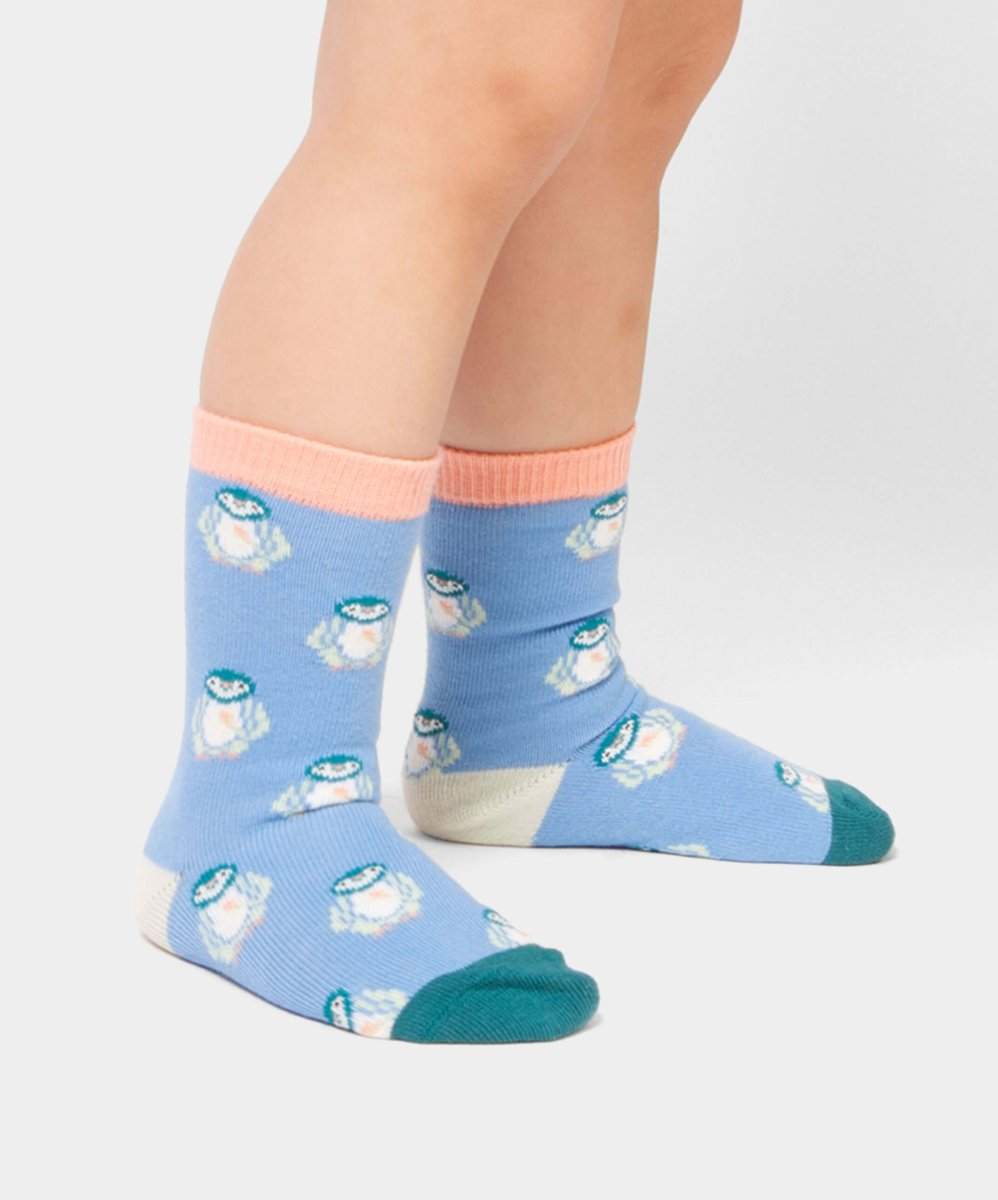 Lil Ice Ice Pingu Pinguin rutscht auf dem Bauch über das Eis, dargestellt auf Socken