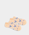 kurzes sonniges Häschen mit leuchtenden Socken