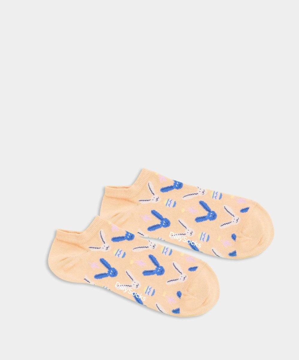kurzes sonniges Häschen mit leuchtenden Socken
