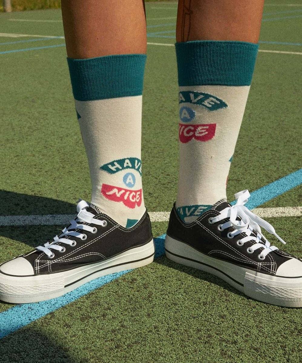 Socken mit Aufschrift Have A Nice als freundliche Botschaft für den Tag