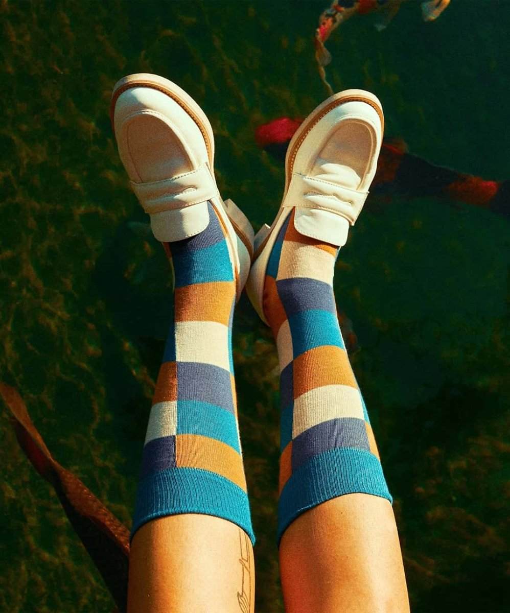 Bunte Socken mit Ocean Chess Schachbrettmuster