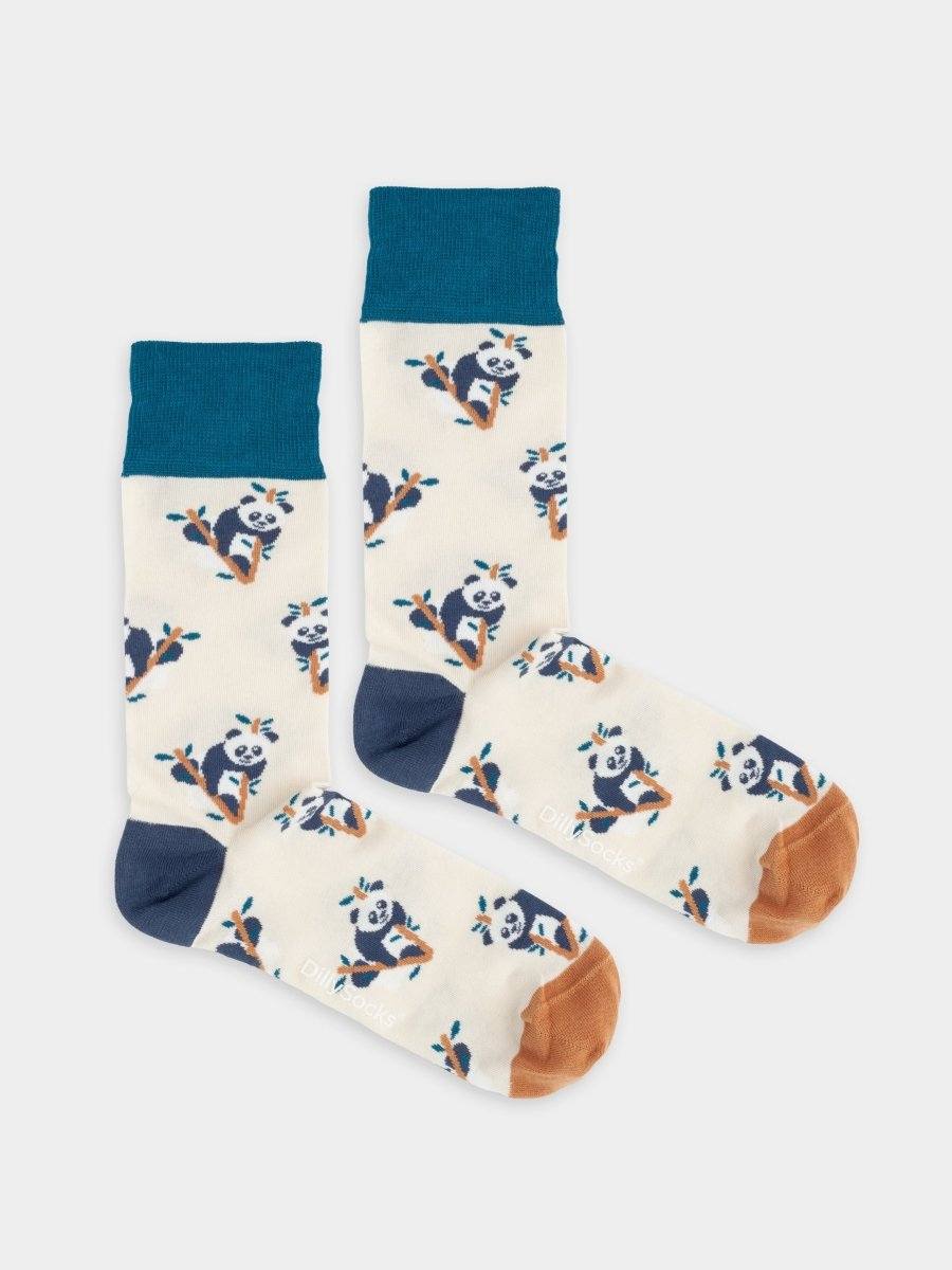 Panda Pal Socken mit niedlichem Pandabären, der einen Hang hinunterkullert