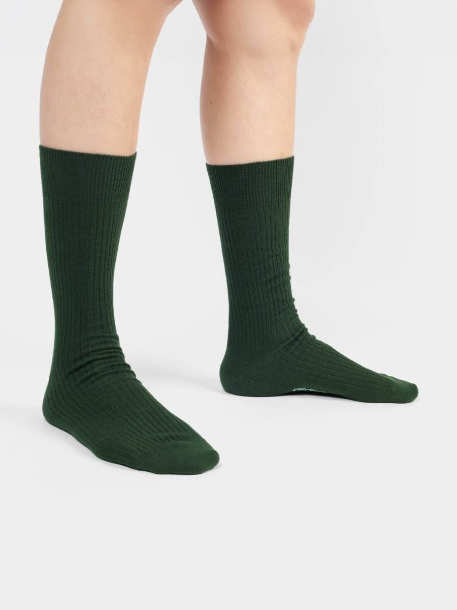 Rippenstrukturierte waldgrüne Socken im Wald