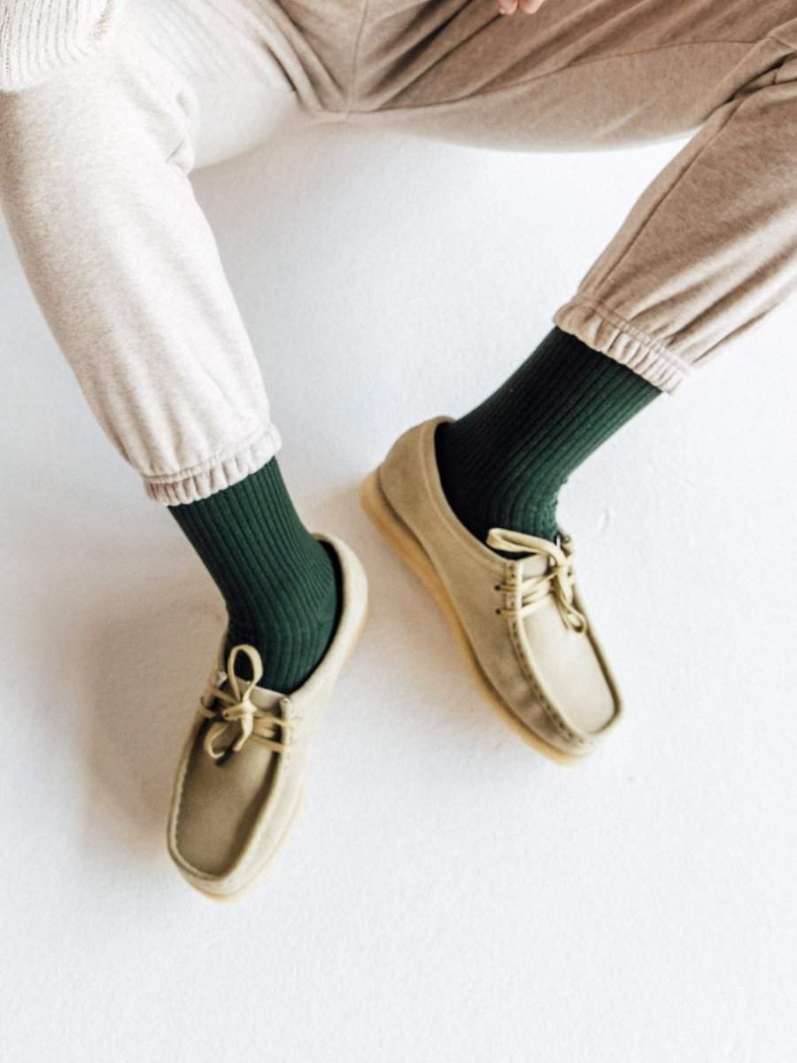 Waldgrüne gerippte Socken im Fokus
