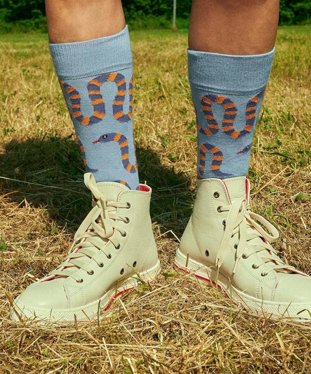 Stripy Snakey blaue und orangefarbene Socke verführerisch
