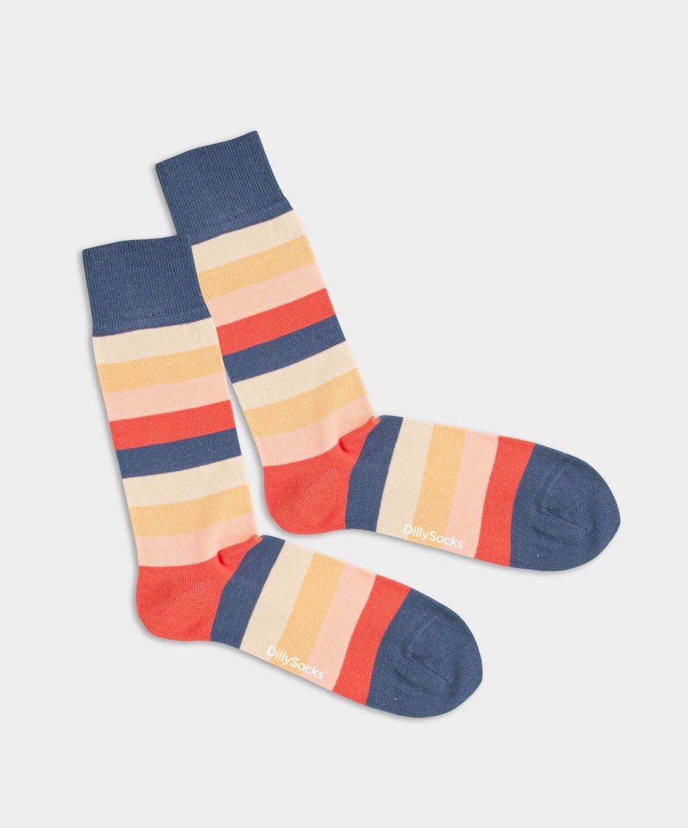 Festliche Socken mit Sunrise Stripes Muster beim Sonnenaufgang