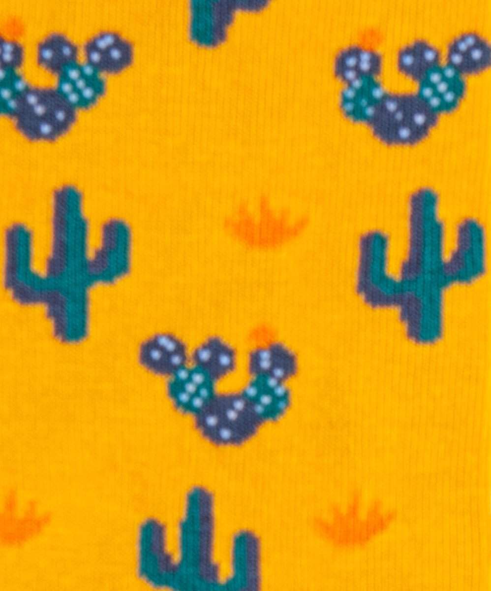 Tequila Sunrise Cocktail bei Sonnenaufgang in Mexiko mit nur Socken bekleideter Person
