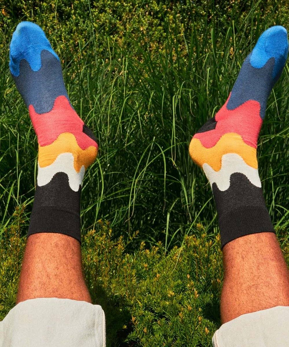 Bunte Socken mit wellenförmigem Muster in Schwarz, Weiß, Orange und Rot, Wavy Wonder Design