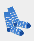 Wild Waves Socken von Dilly an Füßen im Wasser