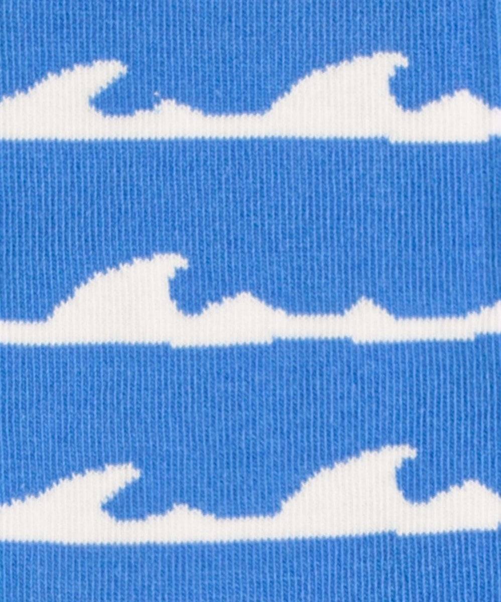 Wild Waves Socken von Dilly an Füßen im Wasser